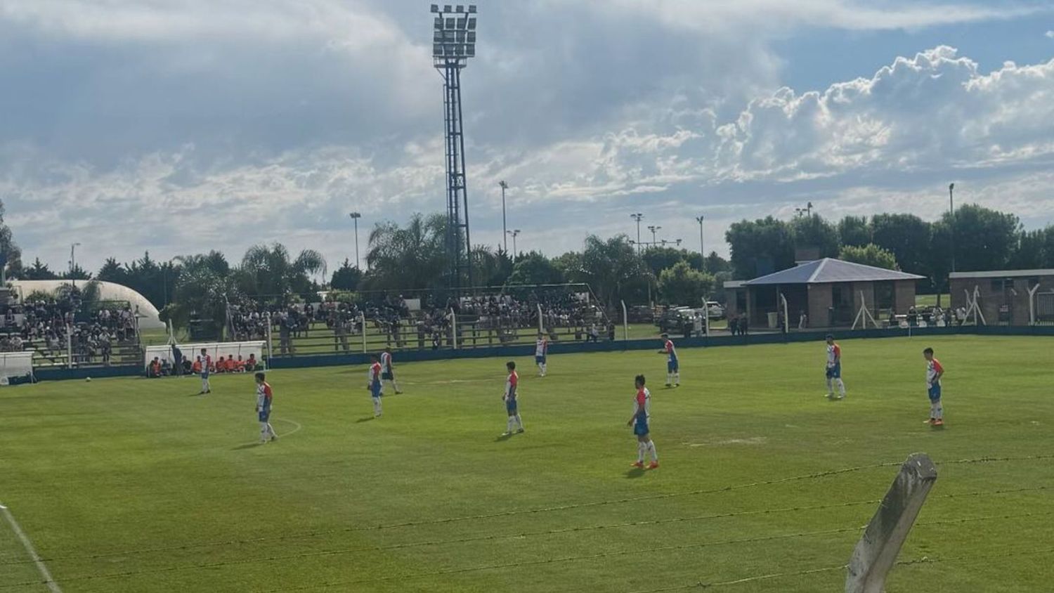 Gran victoria Tricolor a domicilio para alejarse en la punta del grupo.