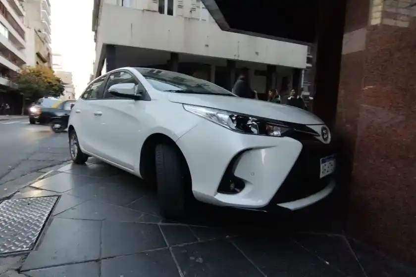 Perdió el control del auto, chocó contra una moto y terminó impactando contra un edificio en pleno centro