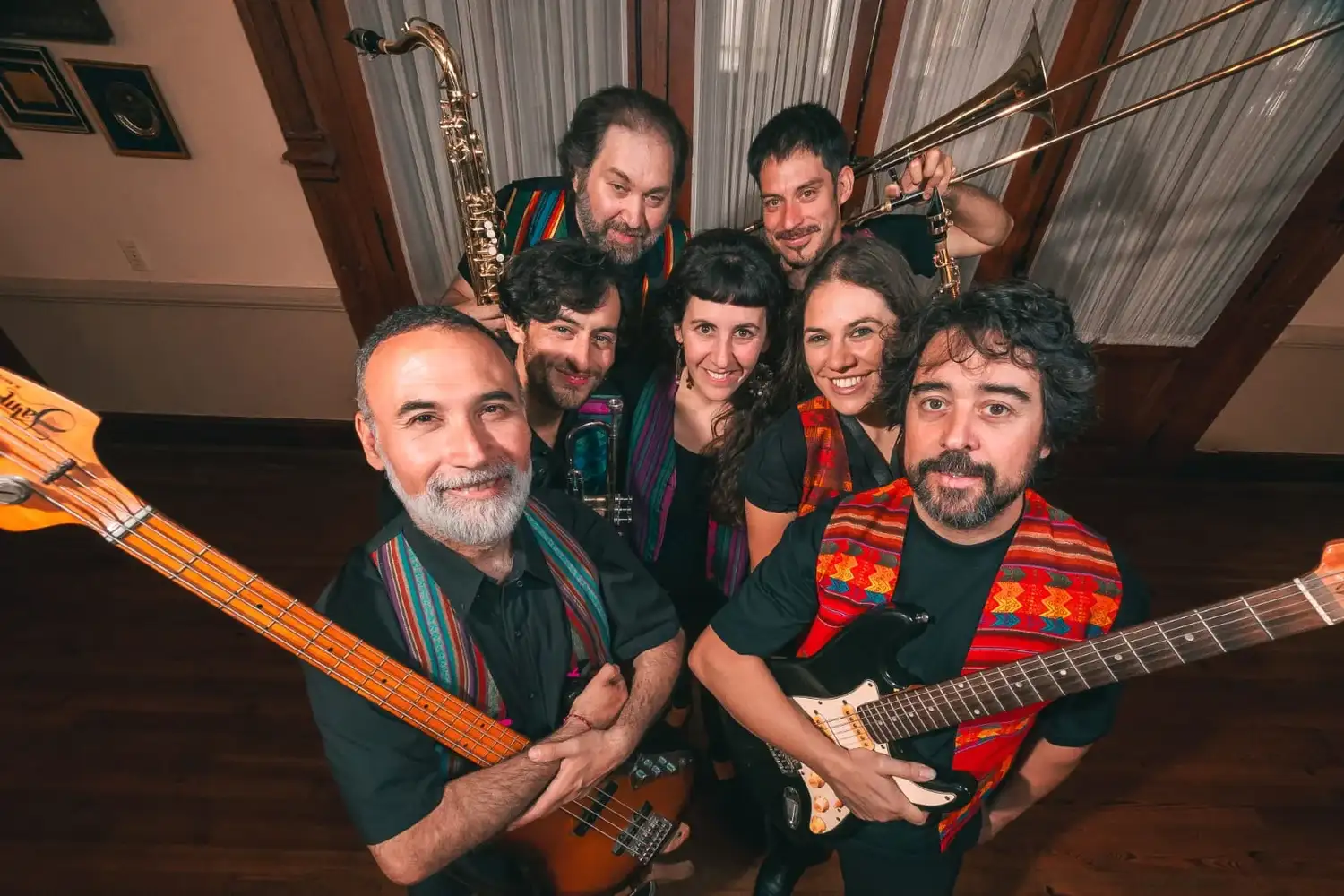 Banda Óptima le pone música en vivo a la noche del Viernes en Liebre de Marzo