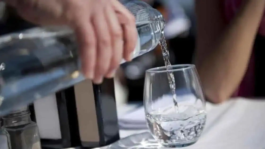 Es Ley: boliches y bares bonaerenses deberán proveer agua gratuita a los clientes