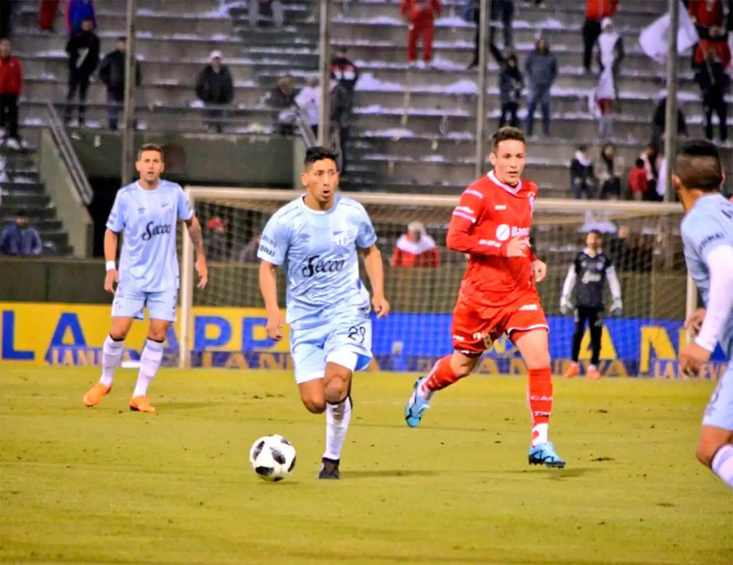 Atlético Tucumán fue más que Huracán y avanzó a octavos