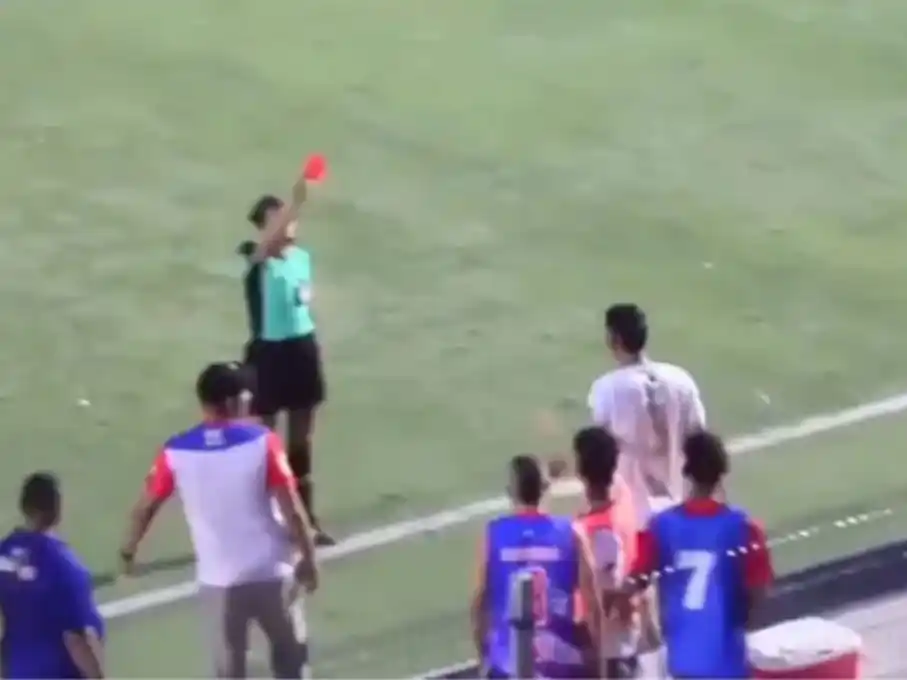 Según las imágenes que se viralizaron, Vanessa Ceballos sacó tarjeta roja al jugador, quien reaccionó furiosamente.