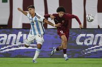 Argentina sufrió el 2-2 con un penal en tiempo de descuento