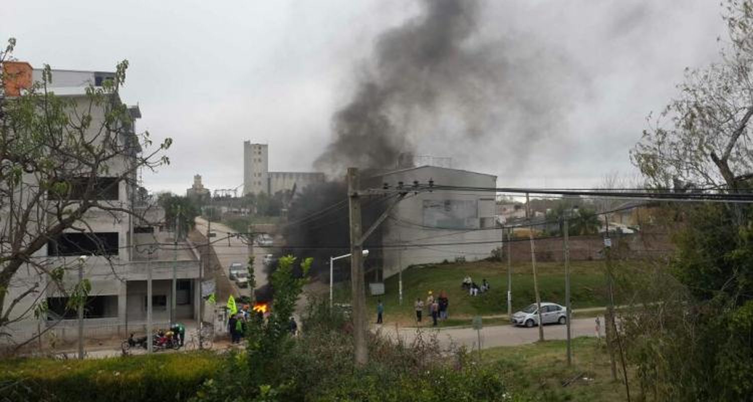 Conflicto en la obra del hotel San Julián: Trabajadores reclaman el pago de haberes