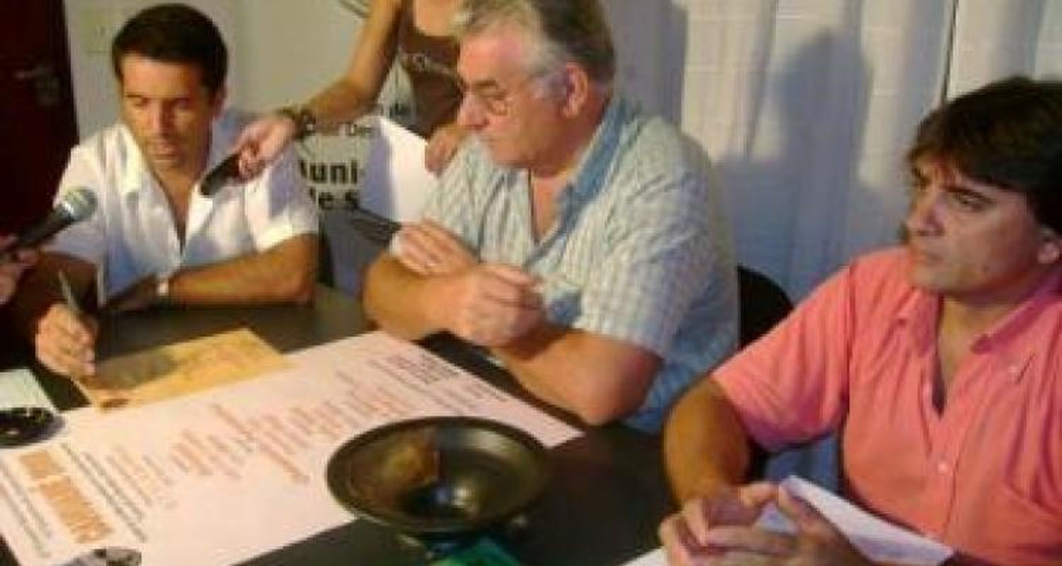 Artesanos, músicos y jóvenes en “Cahuané 2008”