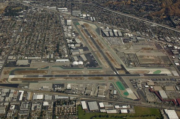 Controladores aéreos: la falta de personal en Burbank obliga a reducir operaciones