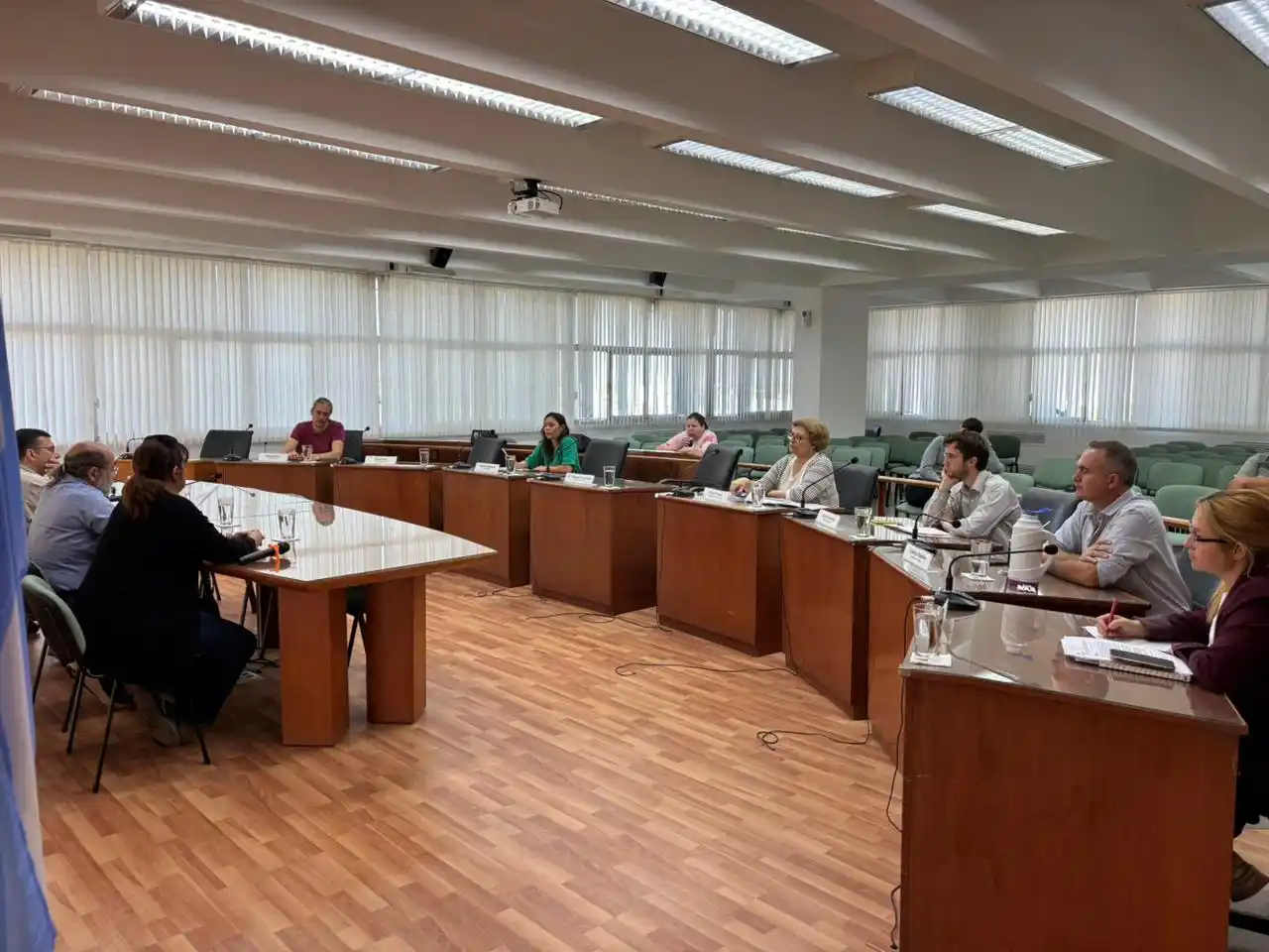 Concejales y representantes vecinales analizaron el Presupuesto 2026 en el recinto legislativo - 1