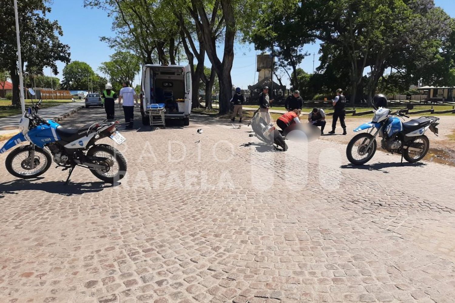 Una motociclista terminó hospitalizada al chocar con una camioneta