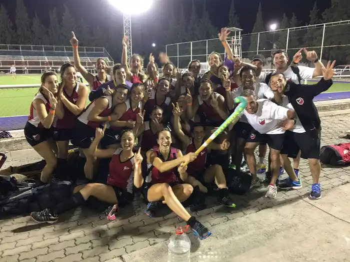 El equipo marplatense celebrando la importante victoria frente a Bahía Blanca. 