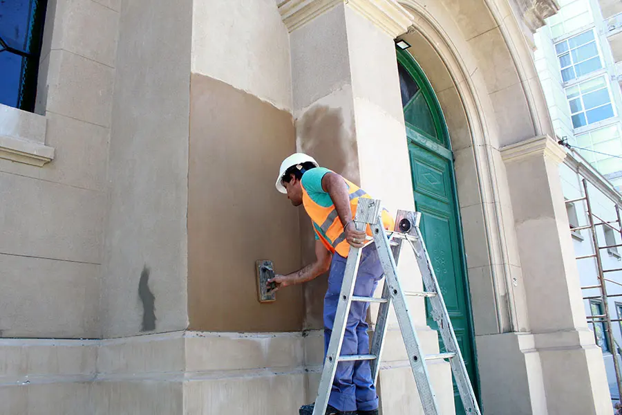 Trabajos en la fachada de la parroquia Santa María del Carmen