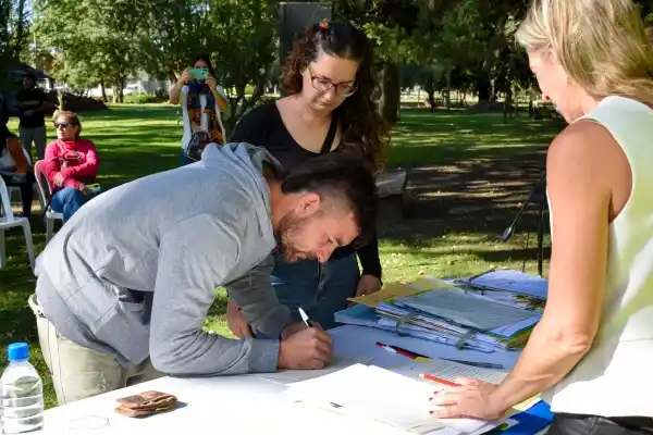Firma y entrega de escrituras de viviendas familiares en Chascomús