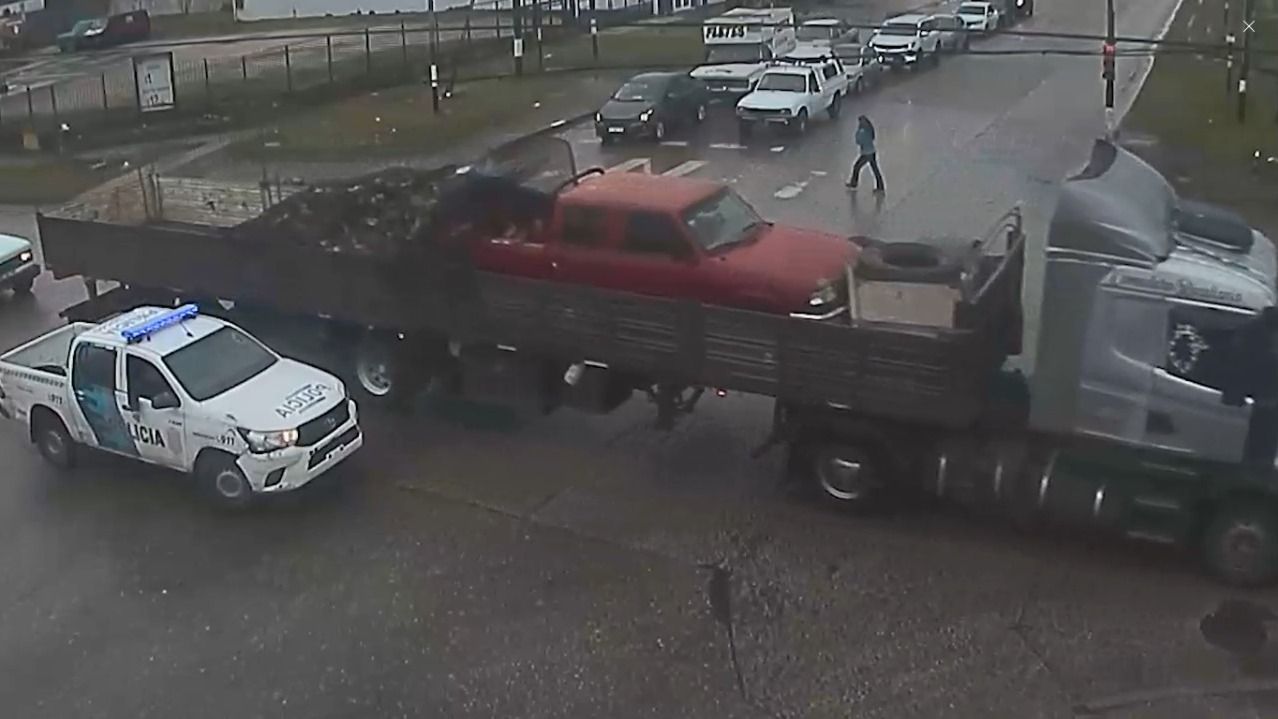 El camión Scania llevaba una carga de leña y sobre ella, una camioneta con pedido de secuestro activo de la localidad de Colón.