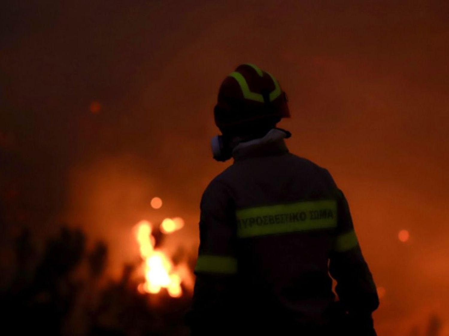 bombero frente a los incendios en Grecia