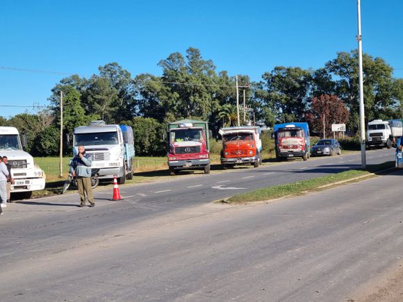 Paro de transportistas cerealeros: sigue la protesta en la zona