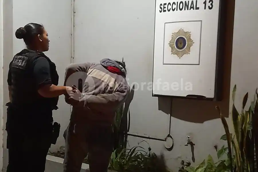 Un vecino retuvo a una mujer que intentaba robar cables