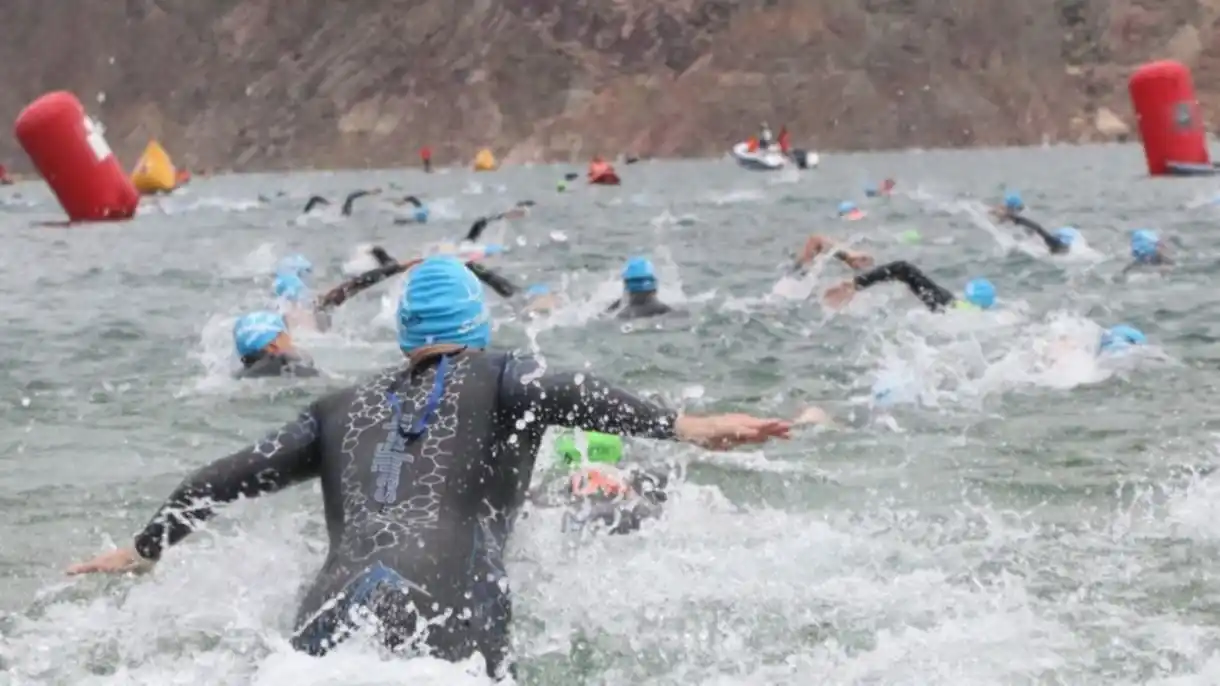 La salida con el tramo de natación se dio en el Dique Punta Negra (Prensa: Ironman Argentina).