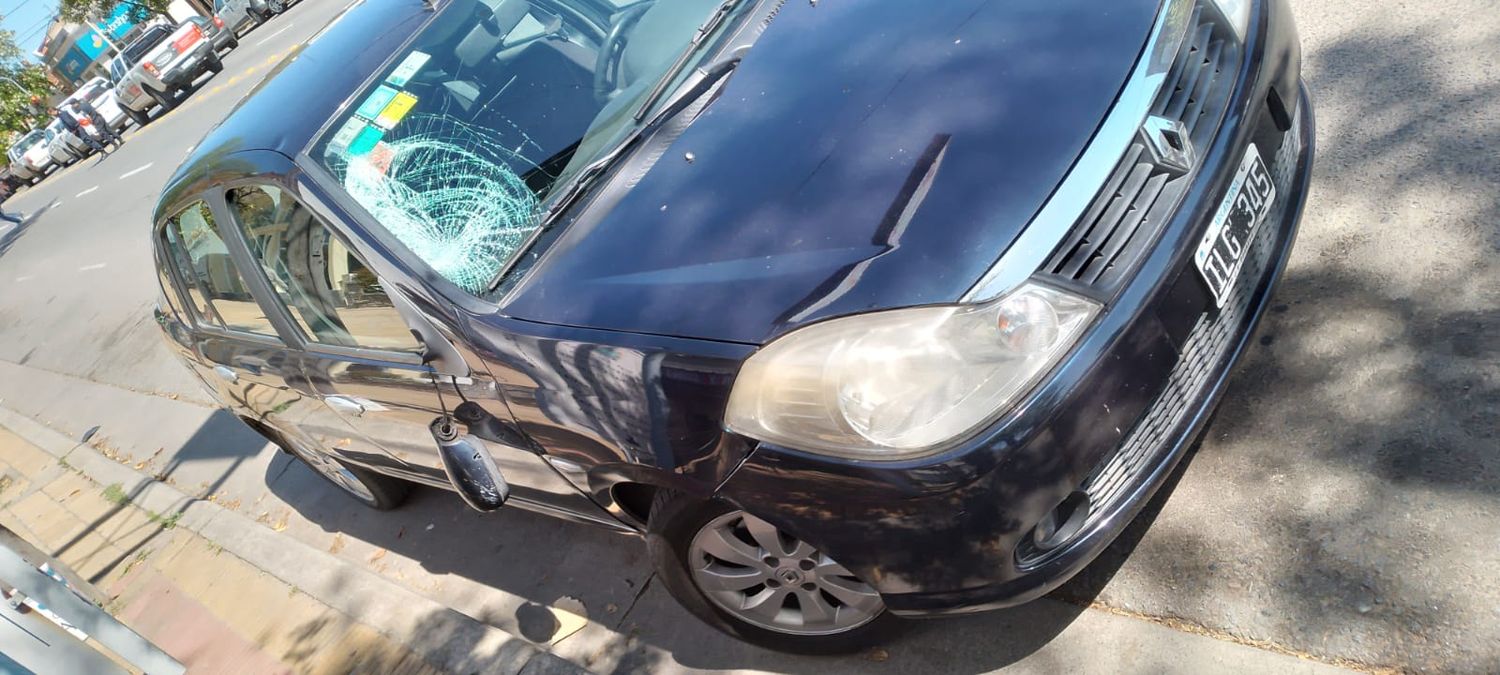 Salió de la farmacia y lo embistió un auto: Fue hospitalizado