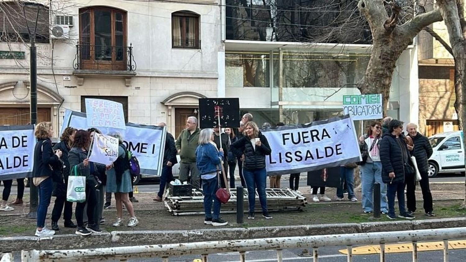 Protesta de afiliados en el anexo de la cámara de diputados bonaerense. FOTO: La Tecla.