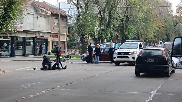 Violento choque entre un auto y una moto en Avenida Libertad: un joven resultó herido
