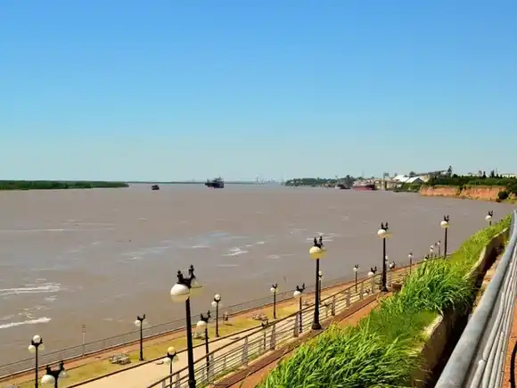 Un menor de 15 años cayó al río en San Lorenzo y se inició una búsqueda