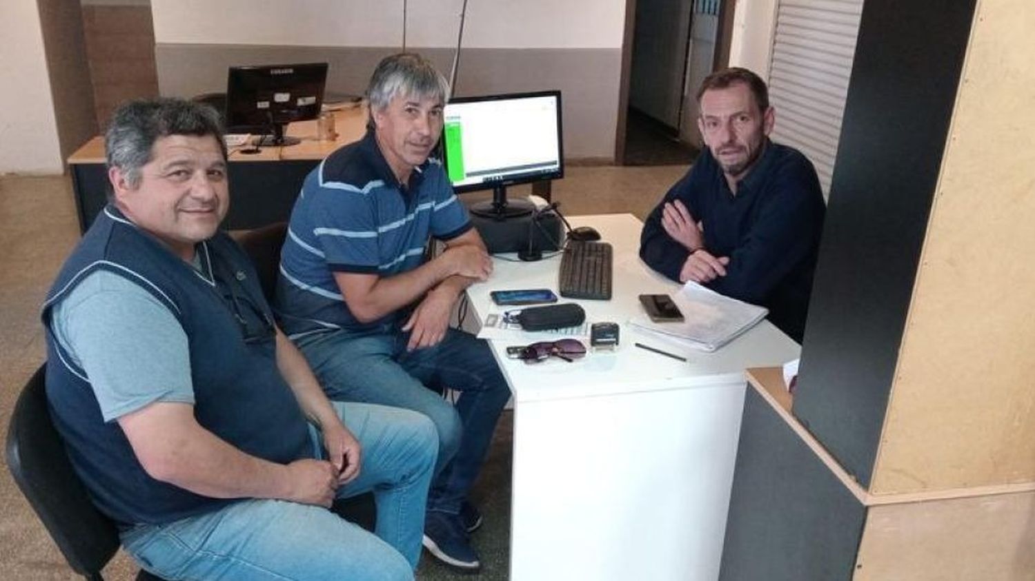 Los dirigentes del SOEMPA reunidos con el delegado en Azul del IOMA. FOTO: El Tiempo.