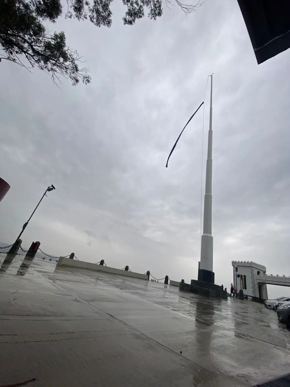 Por el mal clima, tuvieron que bajar la bandera del Mástil del Bicentenario