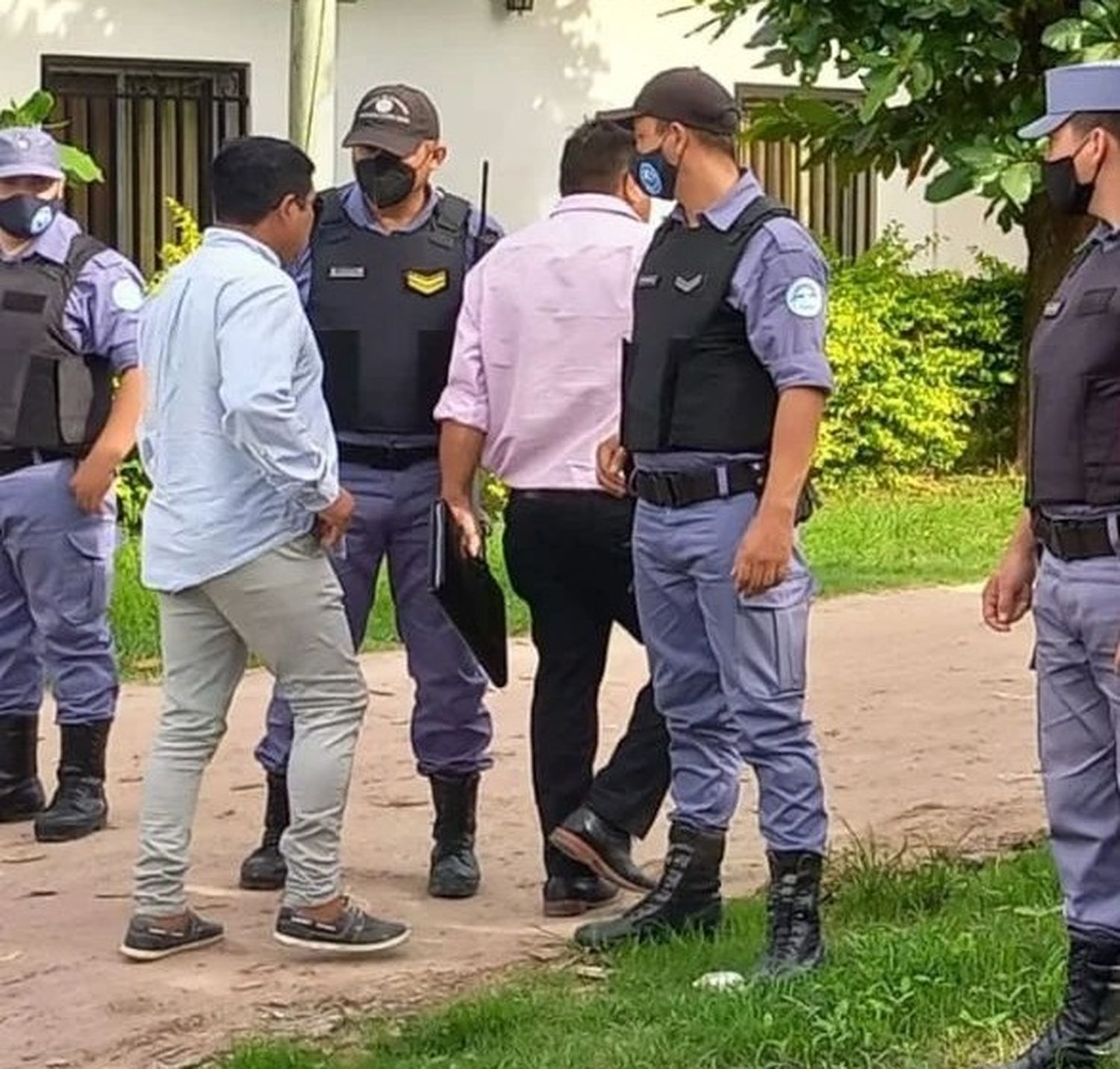 En el barrio San Miguel la policía custodia el lugar donde mataron a Jonathan Lezcano y ahora trabaja el perito Enrique Prueger.