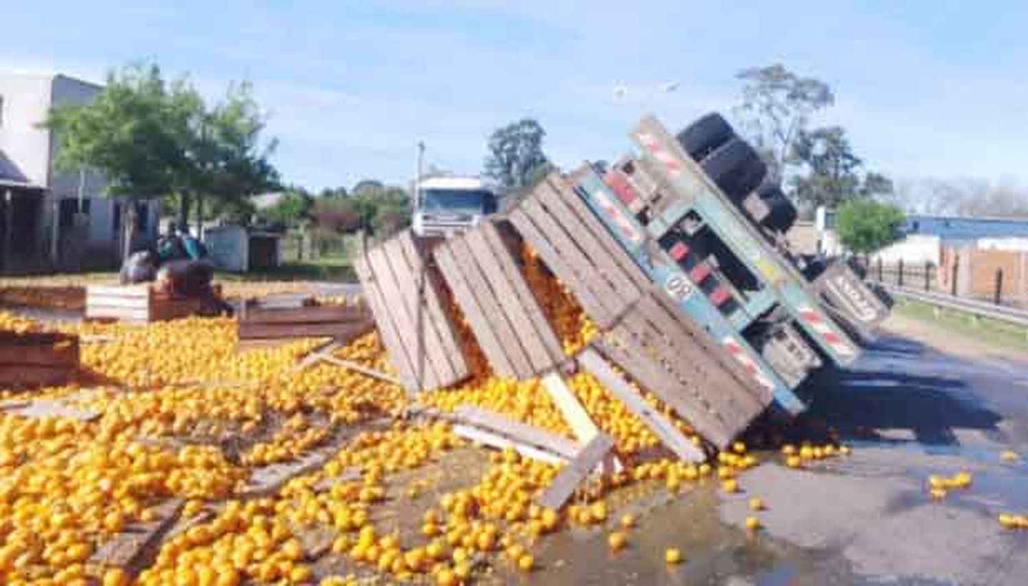 Vuelco de camión en el acceso a Calabacilla