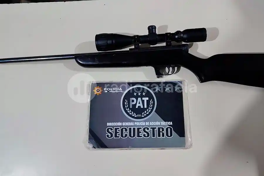 Preocupante: amenazó a un vecino y a su perro con una carabina calibre 22 larga