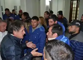 Los trabajadores en las afueras del Concejo Deliberante (FOTO: La Mañana).