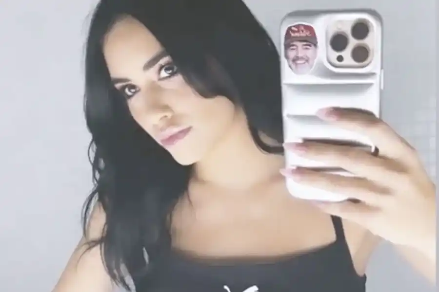 Lali Espósito mostró el sticker de Maradona en su celular y Dalma le respondió