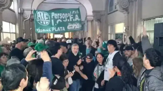 ATE ocupó el edificio de IOSFA y se agrava la crisis en la obra social de las Fuerzas Armadas