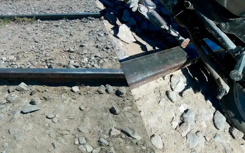 Regreso a clases: familias reclaman por el estado del paso a nivel