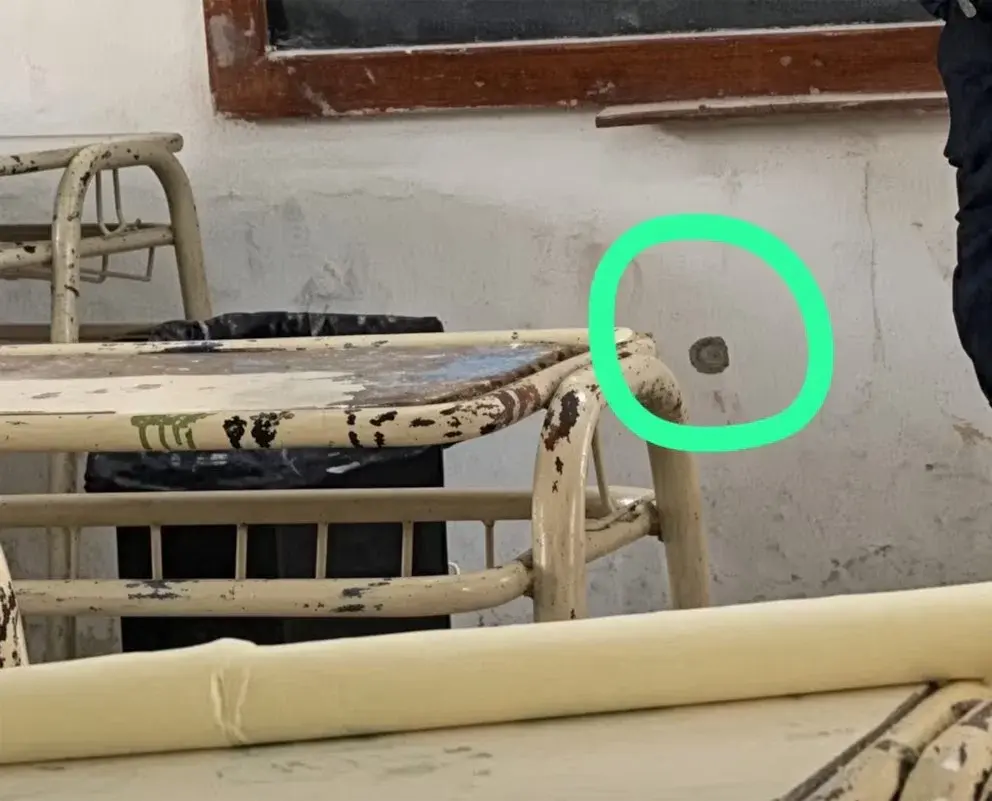 El balazo impactó contra una pared del aula