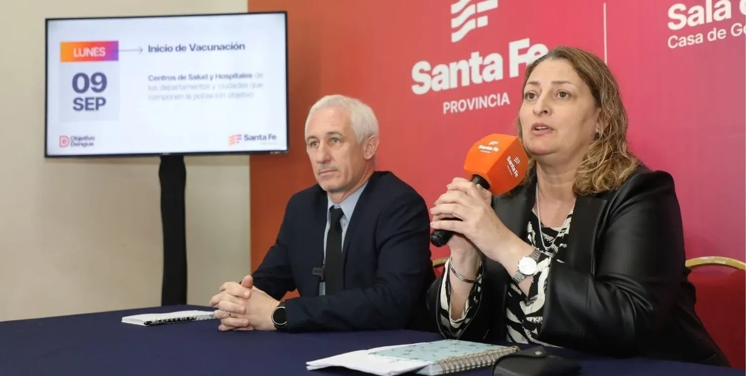 Silvia Ciancio y Cristian Cunha durante el anuncio de otra fecha clave en la estrategia contra el dengue: el inicio de la vacunación desde el 9 de septiembre de 2024. Gentileza.