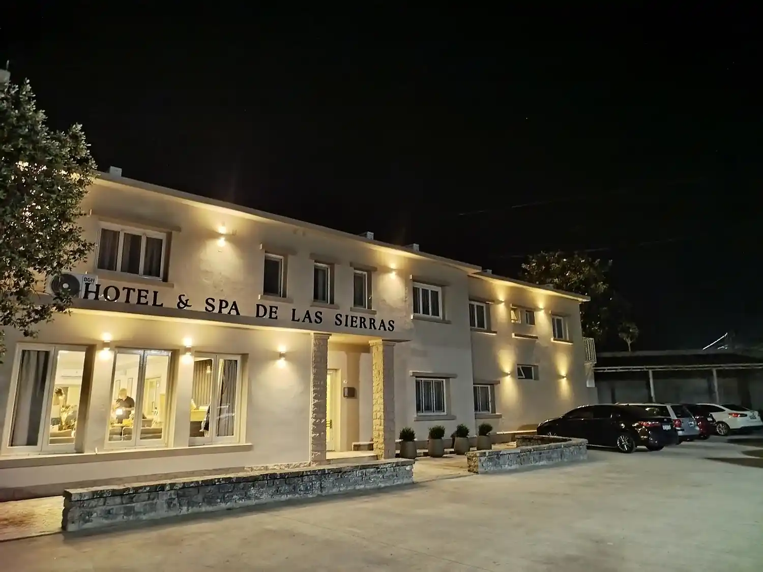 Frente del hotel de Barker, que se suma a la oferta turística