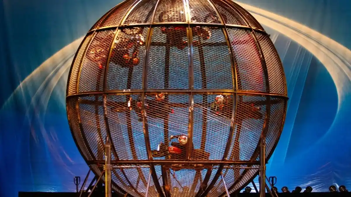 Circo Rodas en Pilar: Chocaron dos motociclistas en el “globo de la muerte”