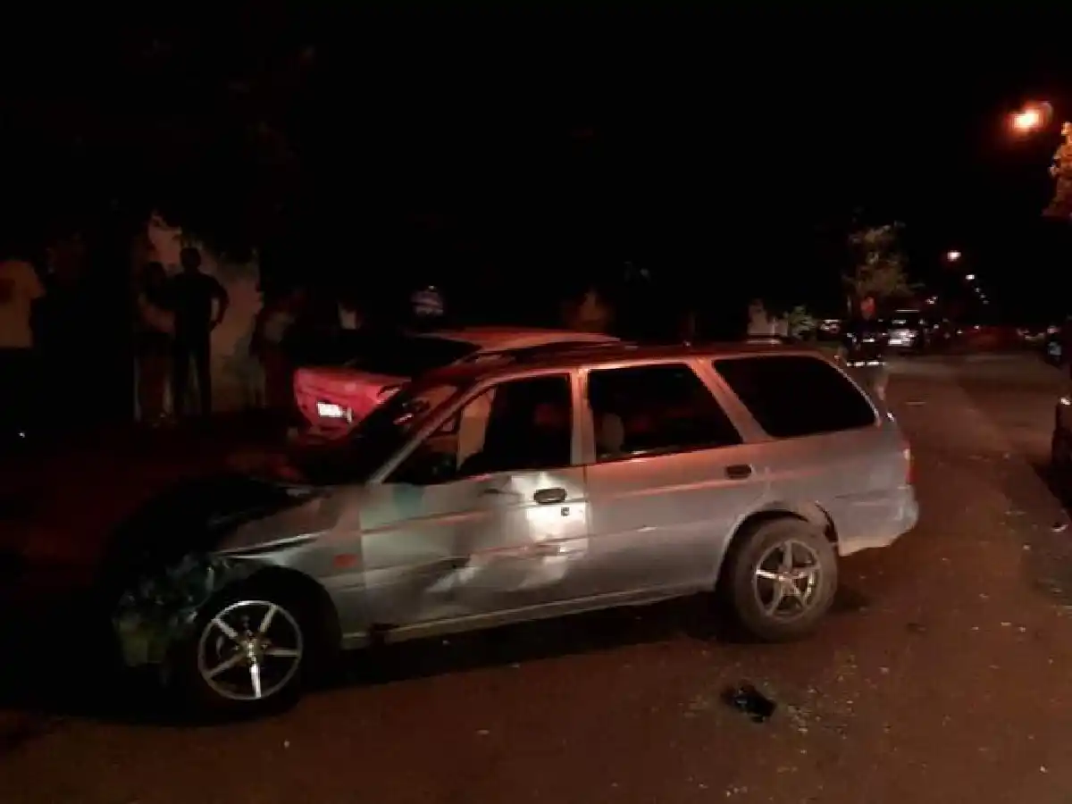 Dos heridos graves en una triple colisión en barrio Vélez Sarsfield