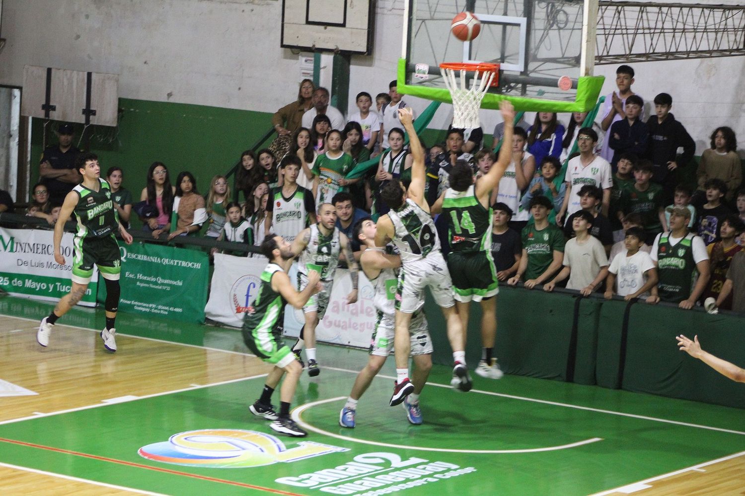 Bancario cerró muy bien el último Cuarto y se quedó con el clásico: 70-65