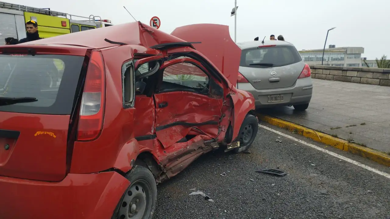 Tres autos involucrados en un choque trágico.