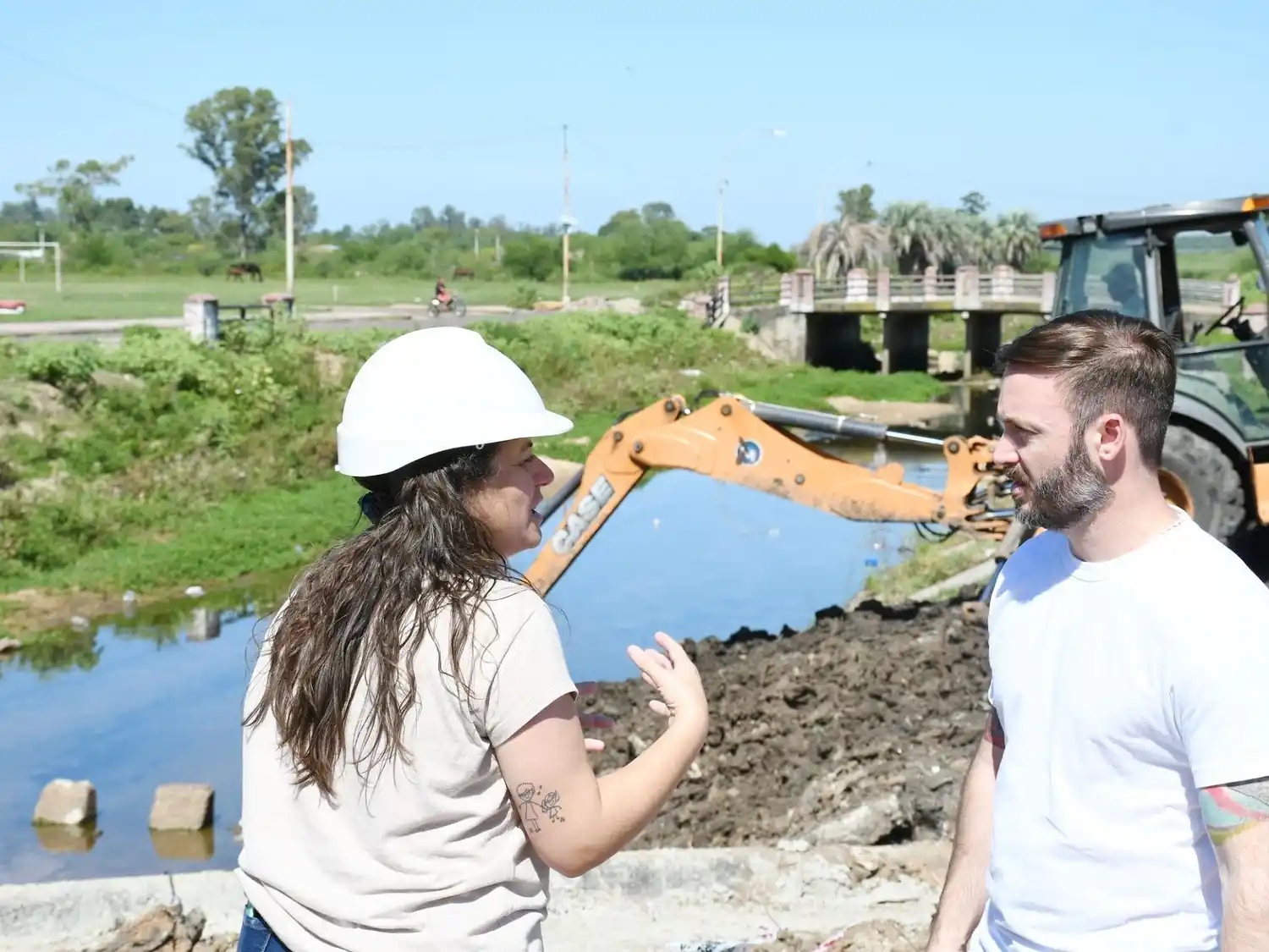 Azcué recorrió obras pluviales que ejecuta la municipalidad