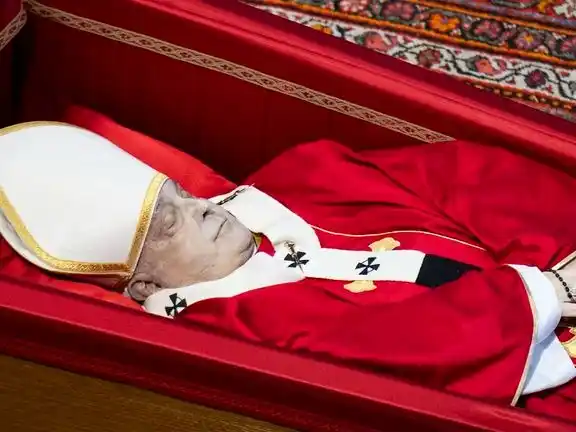 Los restos del papa son despedidos en la basílica de San Pedro.