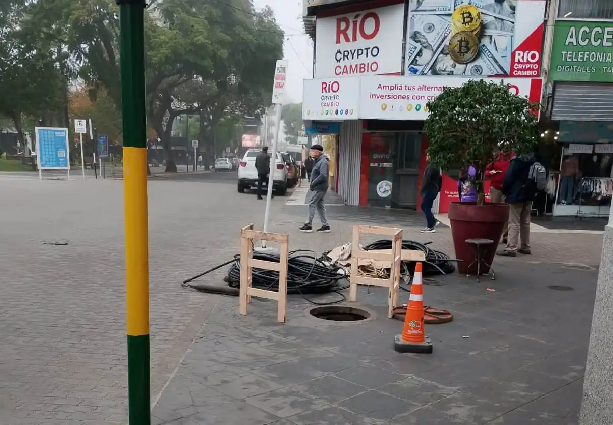 Retiro de cableado aéreo en desuso en el microcentro de la ciudad