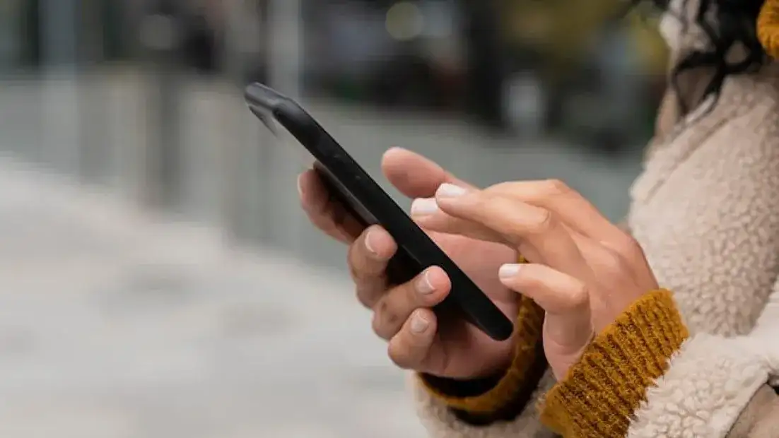 Por qué el uso del celular en el trabajo afecta tu productividad y bienestar mental