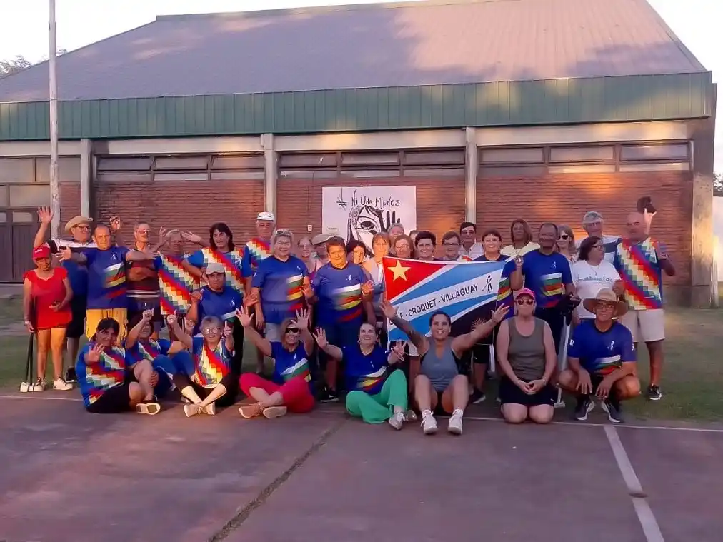 Encuentro de abuelos en el polideportivo de Villa Domínguez