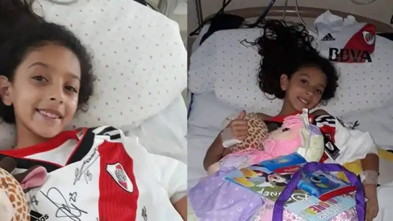 Ponzio le regaló una camiseta a una niña que fue apuñalada