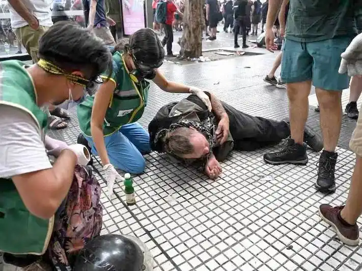 Tensión frente al Congreso: jornada de 
furia entre gases, detenciones y destrozos