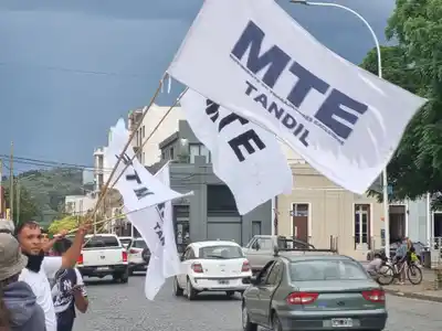 El miércoles, durante la jura de los concejales electos, los feriantes nucleados en el MTE realizaron una asamblea frente a la Municipalidad.