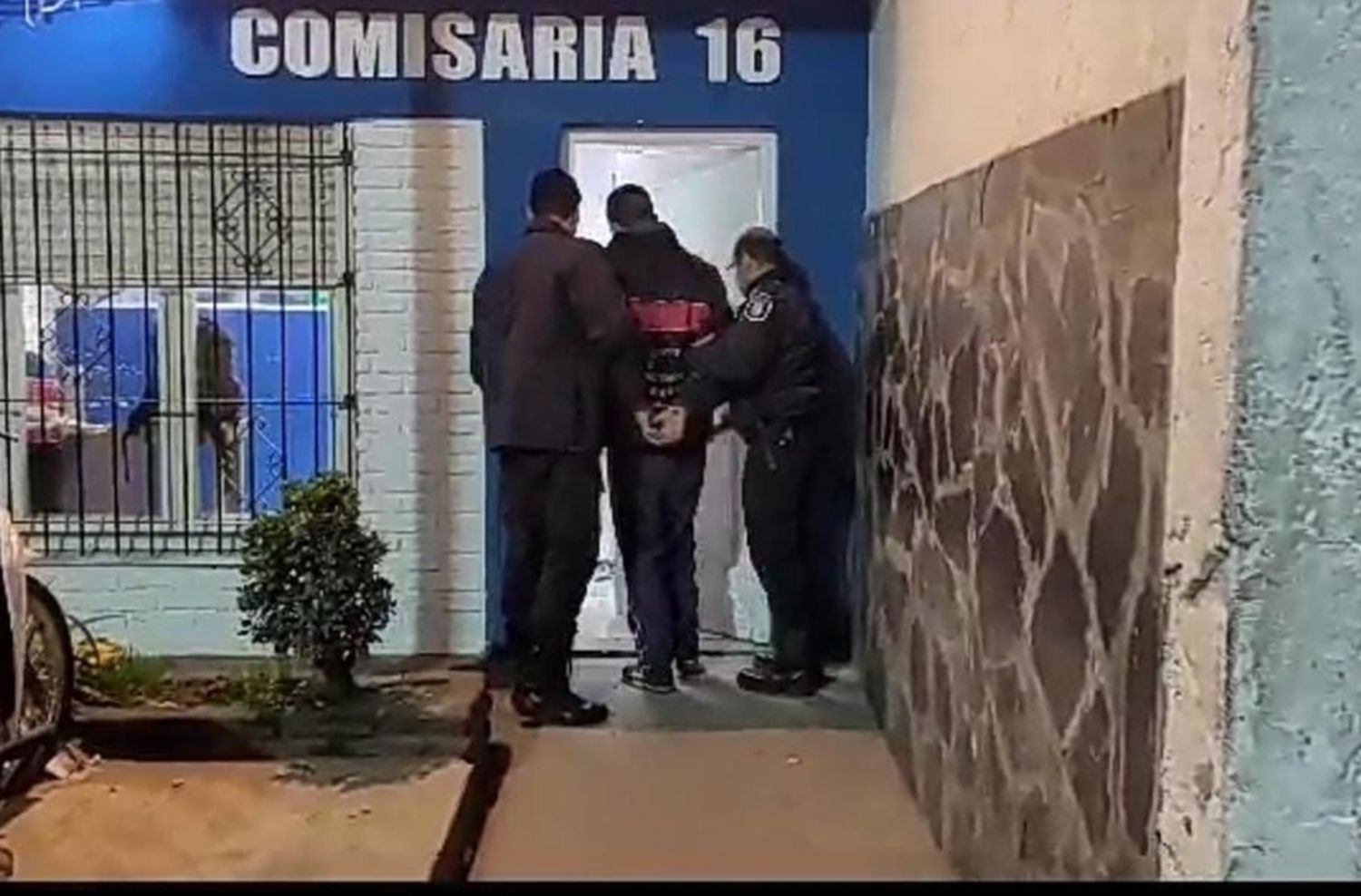 El inquilino agresivo: rompió la puerta y persianas de una casa en El Martillo