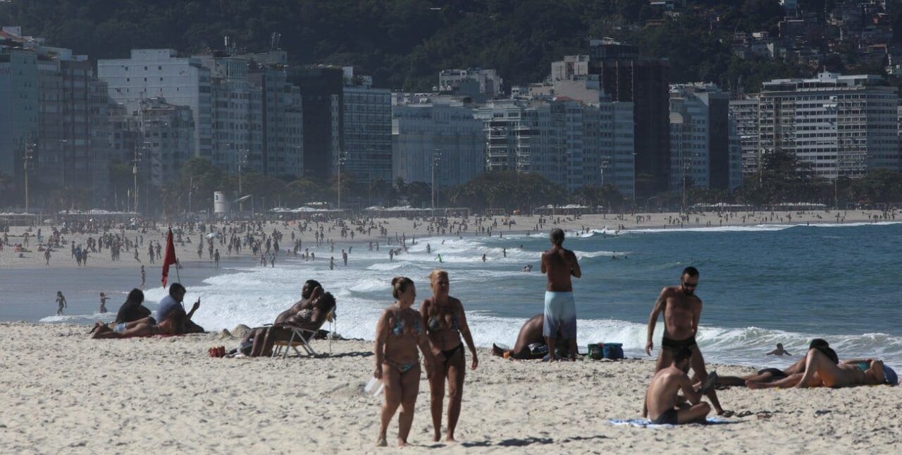 Brasil reimpone el uso del barbijo en aeropuertos y aviones en la previa al verano